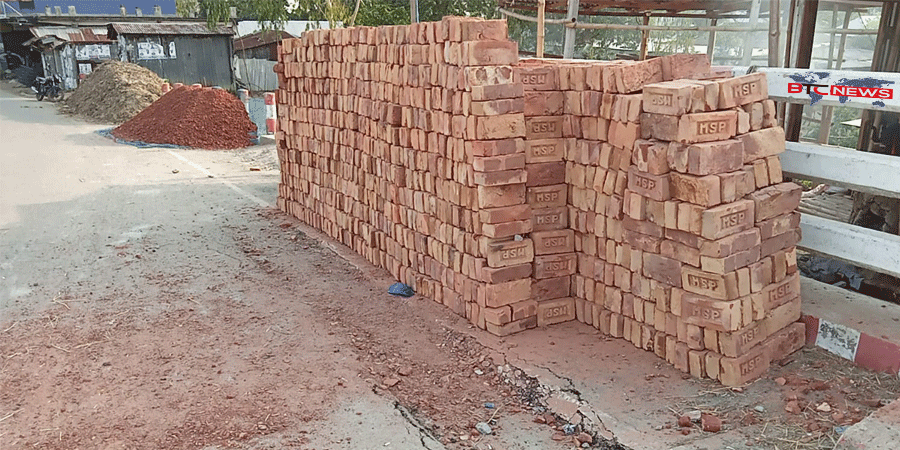 সিংড়ায় সরকারি ব্রিজের উপর বাড়ির নির্মাণ সামগ্রী বহনকারী ট্রাকের চাকায় রাস্তা ক্ষতিগ্রস্ত