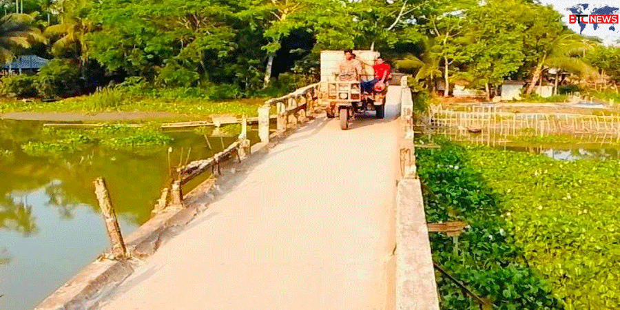 দক্ষিণ সাতলা–নয়াকান্দী বাজার সেতু এখন মরণফাঁদ: প্রতিদিন ঝুঁকিতে পারাপার, জরুরি পুনর্নির্মাণের দাবি