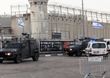 জিম্মিদের তালিকা দিল হামাস, ইসরাইলের কারাগারের কাছে রেডক্রসের বাস