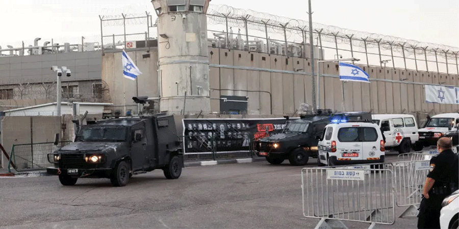 জিম্মিদের তালিকা দিল হামাস, ইসরাইলের কারাগারের কাছে রেডক্রসের বাস