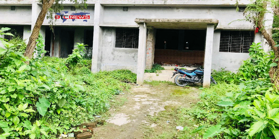 উজিরপুর সদর পোস্ট অফিসের বেহাল দশা, ভাড়া বাসায় চলছে সেবা কার্যক্রম