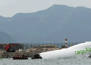 হংকংয়ে রানওয়ে থেকে ছিটকে সাগরে প্লেন, নিহত-২