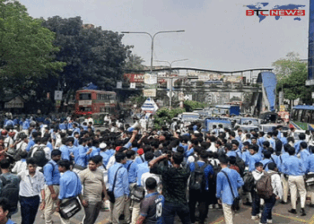 নিরাপদ সড়কসহ পাঁচ দফা দাবিতে ফার্মগেটে শিক্ষার্থীদের সড়ক অবরোধ