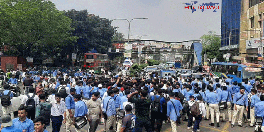 নিরাপদ সড়কসহ পাঁচ দফা দাবিতে ফার্মগেটে শিক্ষার্থীদের সড়ক অবরোধ
