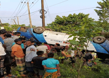 সুনামগঞ্জের টাঙ্গুয়ার হাওরে পর্যটকবাহী বাস উল্টে মা-মেয়ে নিহত