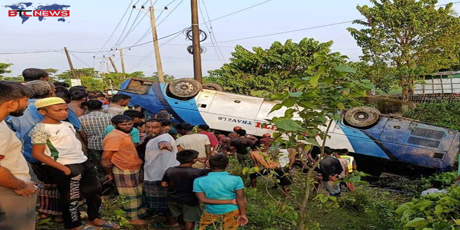 সুনামগঞ্জের টাঙ্গুয়ার হাওরে পর্যটকবাহী বাস উল্টে মা-মেয়ে নিহত