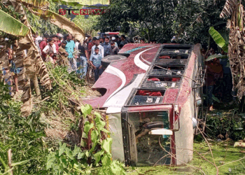 মাদারীপুরে পথচারী নারীকে চাপা দিয়ে খাদে পড়লো বাস