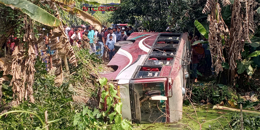 মাদারীপুরে পথচারী নারীকে চাপা দিয়ে খাদে পড়লো বাস