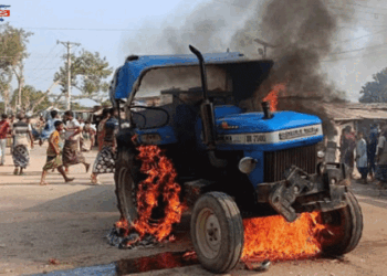 পোরশায় ট্রাক্টরচাপায় স্কুলছাত্র নিহত, ট্রাক্টরে আগুন