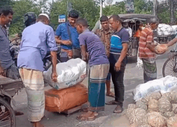 বাগেরহাটে মহাসড়কের পাশে সবজির হাট, জীবনের ঝুঁকি নিয়ে চলে বেচাকেনা,অতিরিক্ত খাজনা আদায়ের অভিযোগ