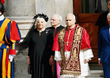 ৫০০ বছরে এই প্রথম, পোপের সঙ্গে প্রকাশ্যে প্রার্থনা করলেন ব্রিটেনের রাজা