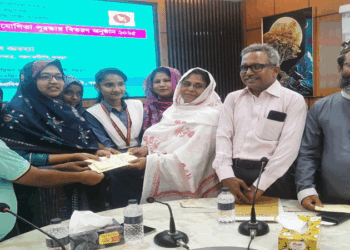 আদমদীঘিতে ২৪ রঙ্গে গ্রাফিতি ও চিত্রাংকণ বিয়জীদের মাঝে চেক বিতরন