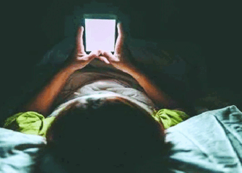 রাতে স্মার্টফোন ব্যবহার করলে শরীরে যত ক্ষতি