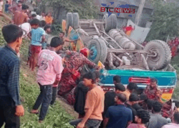 বিজয়নগরে ট্রাকের ধাক্কায় বাস খাদে পড়ে এক যাত্রী নিহত, আহত-২০