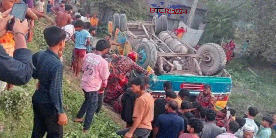 বিজয়নগরে ট্রাকের ধাক্কায় বাস খাদে পড়ে এক যাত্রী নিহত, আহত-২০