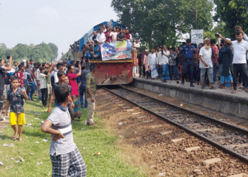 জামালপুরে যাত্রা বিরতির দাবীতে ট্রেন অবরোধ