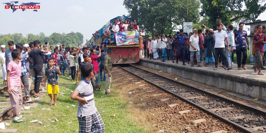 জামালপুরে যাত্রা বিরতির দাবীতে ট্রেন অবরোধ