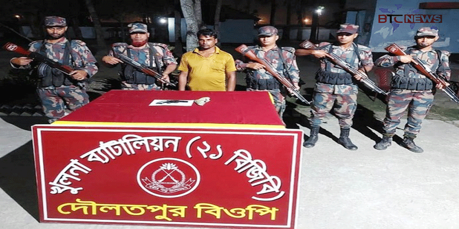 বেনাপোলে গোলাঘর থেকে পিস্তল সহ আটক-১