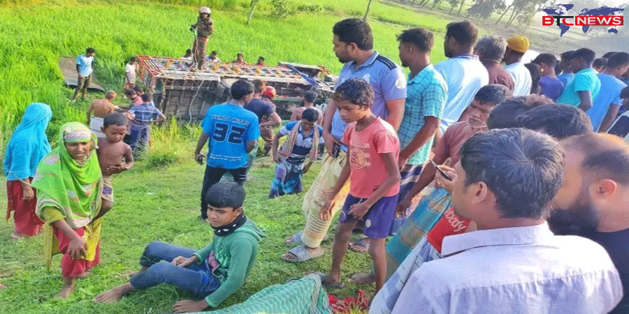 নওগাঁয় গরুবোঝাই ভটভটি উল্টে নিহত-২, আহত-৬