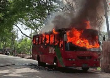 উজিরপুরে বিআরটিসির চলন্ত বাসে আগুন