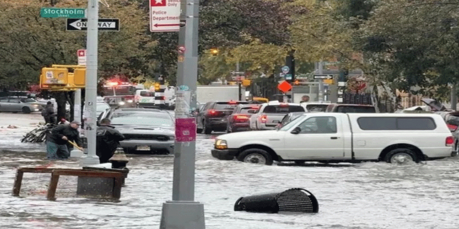 নিউ ইয়র্কে আকস্মিক বন্যায় ২ জনের মৃত্যু, ফ্লাইট ওঠানামায় বিঘ্ন