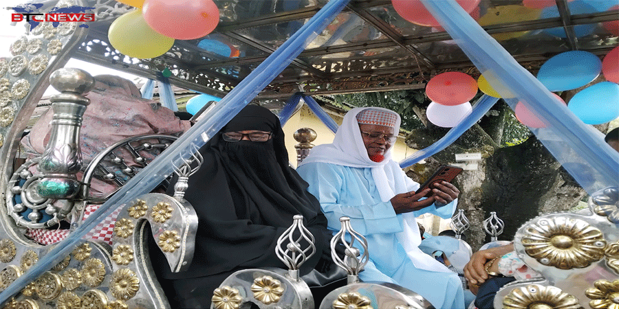 আদমদীঘিতে মাদরাসা শিক্ষকের ঘোড়ার গাড়িতে রাজকীয় বিদায় সংবর্ধনা