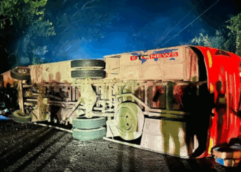 লোহাগাড়ায় গাছের সঙ্গে ধাক্কা লেগে উল্টে গেল যাত্রীবাহী বাস, আহত-৭