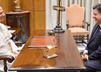 পোপ লিওকে চার প্যাকেট বিয়ার উপহার দিলেন ইলিনয়ের গভর্নর