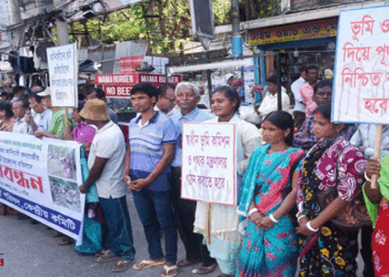 রাজশাহীতে আদিবাসী পরিবারকে উচ্ছেদের প্রতিবাদে মানববন্ধন