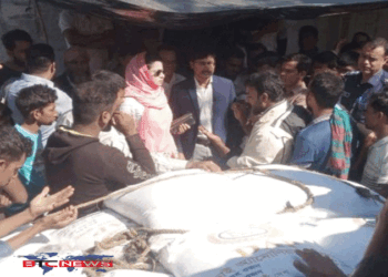 দুর্গাপুরে সার পাচারকালে ব্যবসায়ীকে আটক, কৃষি কর্মকর্তার যোগসাজশের অভিযোগ