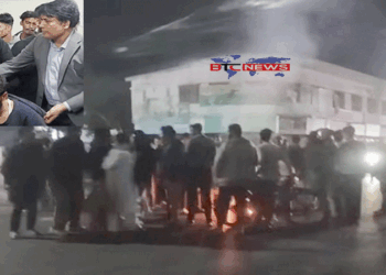 হেলমেট পরিহিত দুর্বৃত্তদের হামলার প্রতিবাদে কাজলা গেটে সড়ক অবরোধ করে রাবি শিক্ষার্থীদের বিক্ষোভ