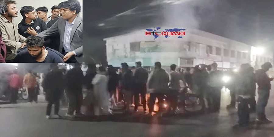 হেলমেট পরিহিত দুর্বৃত্তদের হামলার প্রতিবাদে কাজলা গেটে সড়ক অবরোধ করে রাবি শিক্ষার্থীদের বিক্ষোভ