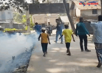 মশক নিধনে অভিযানে বাগেরহাটে যুবদল নেতার নিজ অর্থায়নে মশার আক্রমণ থেকে বাঁচতে স্প্রে দিয়ে ওষুধ বিতরণ