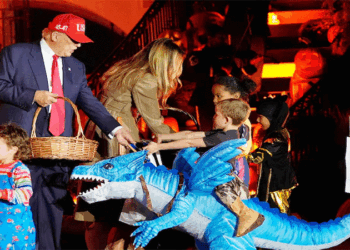 হোয়াইট হাউসে হ্যালোইন উৎসবে মাতলেন ট্রাম্প