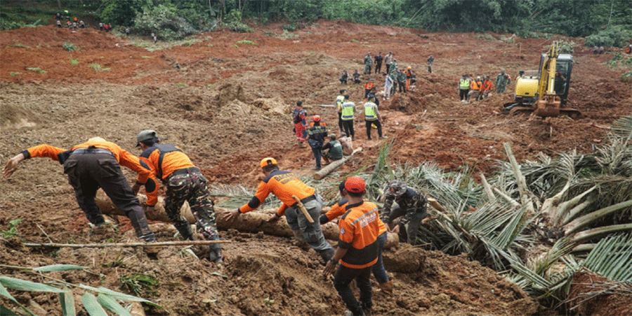 ইন্দোনেশিয়ায় ভয়াবহ ভূমিধস: ২ জনের মৃত্যু, নিখোঁজ-২১