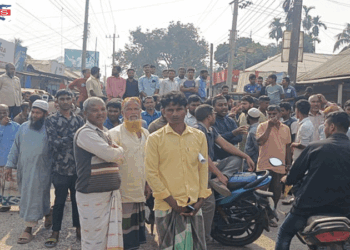 লালমনিরহাটের হাতীবান্ধায় সারের জন্য কৃষকদের মহাসড়ক অবরোধ