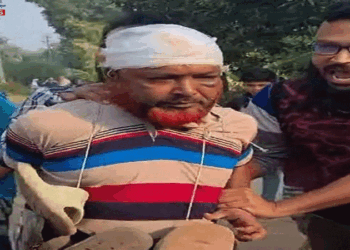 নাটোরে নাতি বউকে ধর্ষণের অভিযোগে বিএনপি নেতাকে জুতাপেটা করে পুলিশে সোপর্দ