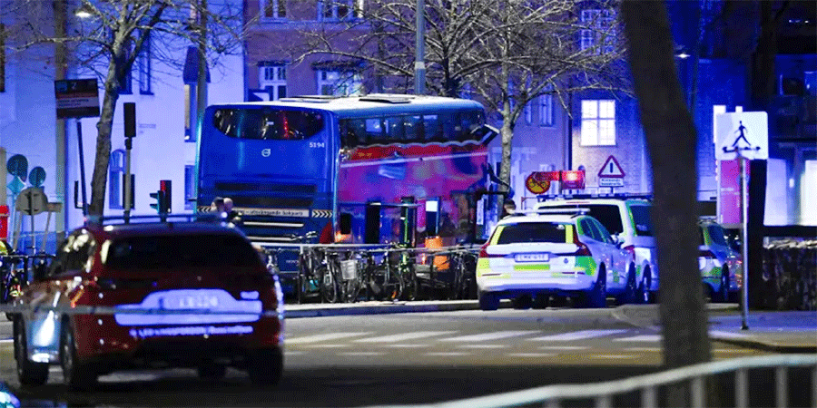 সুইডেনে ফুটপাতে দাঁড়িয়ে থাকা পথচারীদের পিষে দিলো বাস
