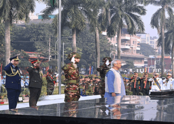 সশস্ত্র বাহিনী দিবসে শিখা অনির্বাণে প্রধান উপদেষ্টার শ্রদ্ধা