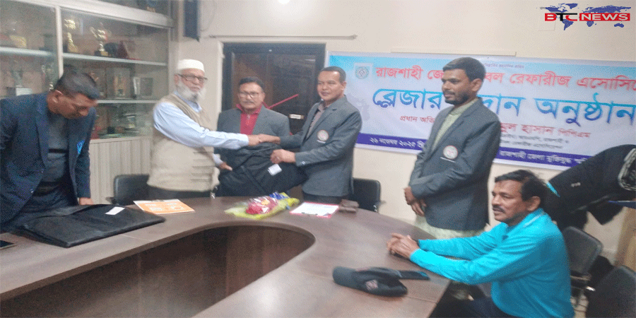 রাজশাজী জেলা ফুটবল রেফারী এসোসিয়েশনের ব্লেজার প্রদান