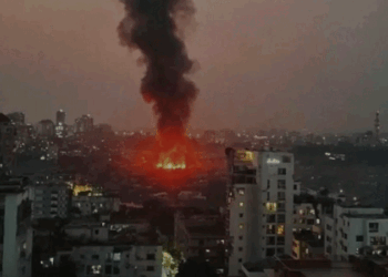 তেজগাঁওয়ের কড়াইল বস্তিতে ভয়াবহ আগুন, নিয়ন্ত্রণে ফায়ার সার্ভিসের ১৬ ইউনিট