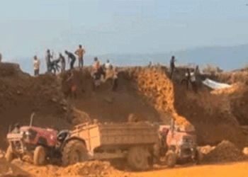 শাহ আরেফিন টিলায় পাথর লুটের মহোৎসব, বিপন্ন পর্যটন-ঐতিহ্য