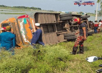 মোংলা-খুলনা মহাসড়কে বাস উল্টে খাদে পড়ে নিহত-২, আহত-৭