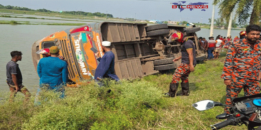 মোংলা-খুলনা মহাসড়কে বাস উল্টে খাদে পড়ে নিহত-২, আহত-৭