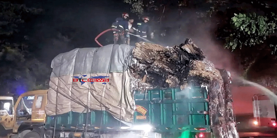 গজারিয়ায় আকিজ পেপার মিলের সামনে পার্কিং করা ট্রাকে আগুন
