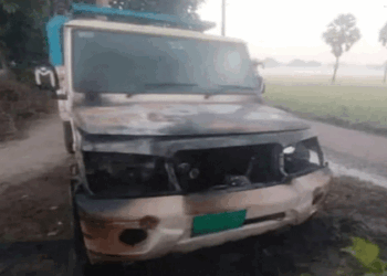 গফরগাঁওয়ে দাঁড়িয়ে থাকা পিকআপ ভ্যানে দুর্বৃত্তদের আগুন