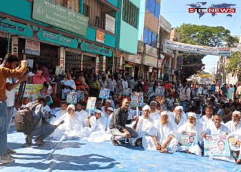 ইসলামপুরে মনোনয়ন পরিবর্তনের দাবিতে কাফনের কাপড় পরে সড়ক অবরোধ