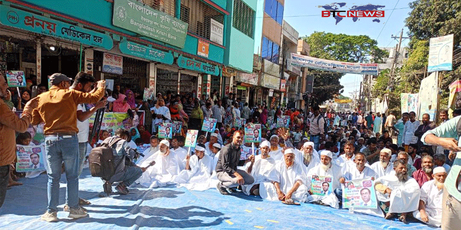 ইসলামপুরে মনোনয়ন পরিবর্তনের দাবিতে কাফনের কাপড় পরে সড়ক অবরোধ