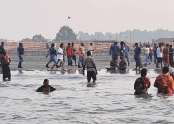 দুবলারচরের আলোরকোলে পুণ্যস্নানের মধ্য দিয়ে শেষ হলো ৩ দিনের রাস উৎসব