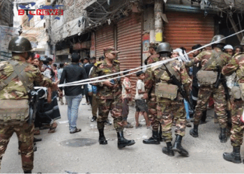 বংশালের কসাইটুলি ভবনের রেলিং ধসে নিহত, উৎসুক জনতা সামলাতে সেনা মোতায়েন, উদ্ধারকাজ ব্যাহত